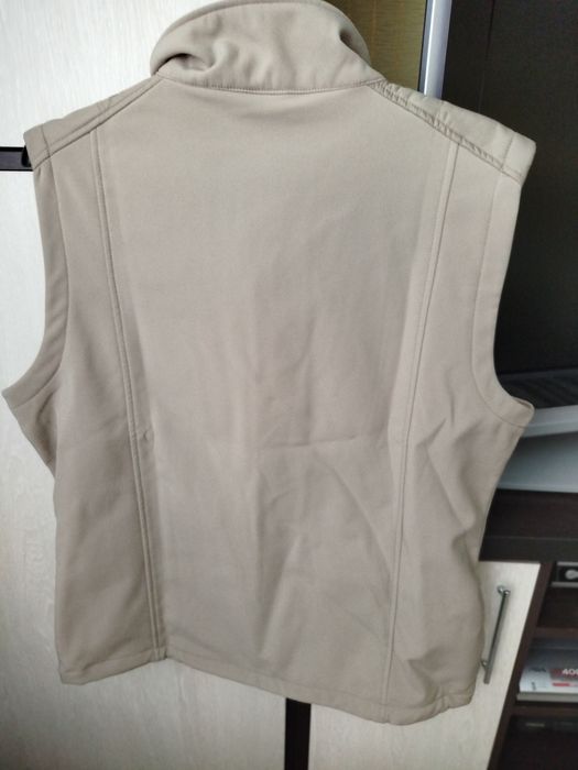 Жилетка нова.Бежевого кольору.