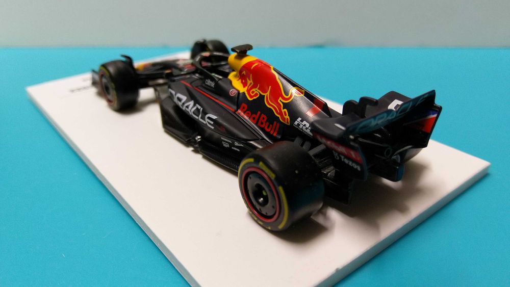 Red Bull RB18 #1 Verstappen - Campeão Mundial F1 2022 - Miniatura 1/43