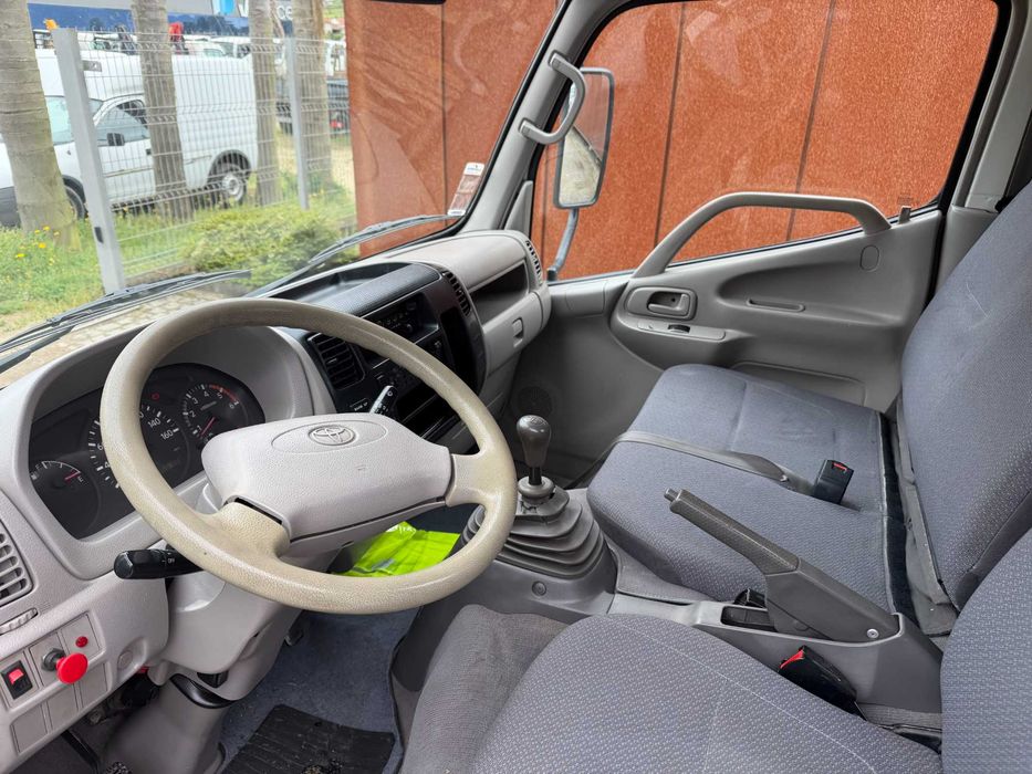 Toyota dyna com grua Palfinger