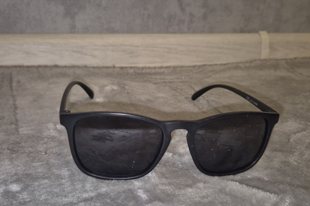 Okulary przeciwsłoneczne chłopiec