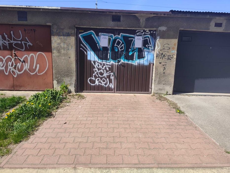Osobny zamykany garaż al. 29 listopada / Prandoty