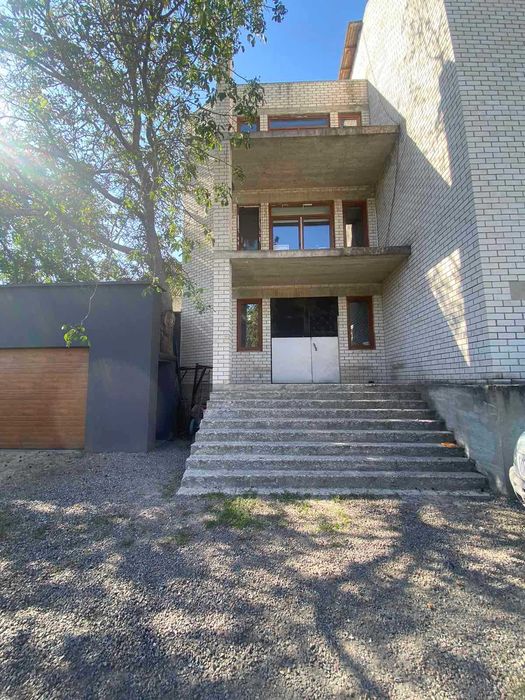 Будинок 500м2.Всі комунікаїї підключено. 200м до метро Осокорки