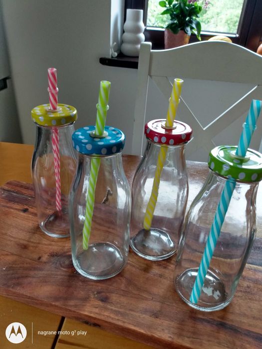 Zestaw czterech słoiczków szklanek