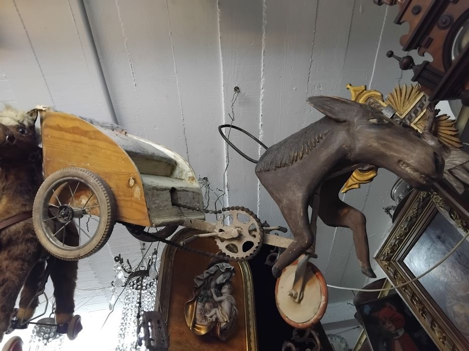 Carrinho a pedais antigo em ferro e madeira