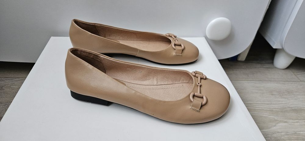 Жіночі бежеві шкіряні балетки Estro
