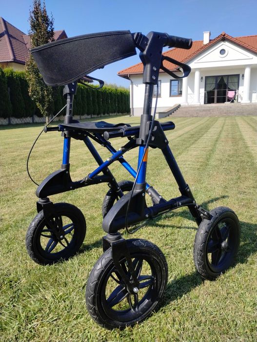 Aluminiowy chodzik na dużych pompowanych kołach.