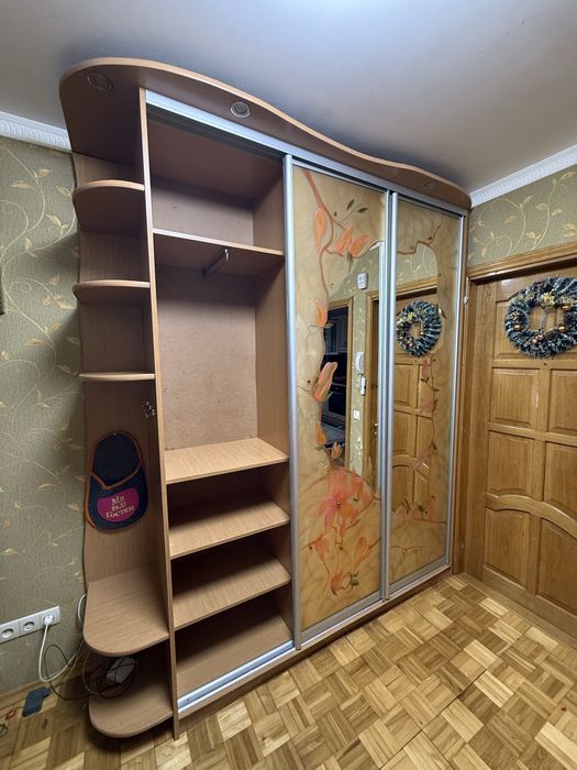 Шафа-купе трьохдверна.
