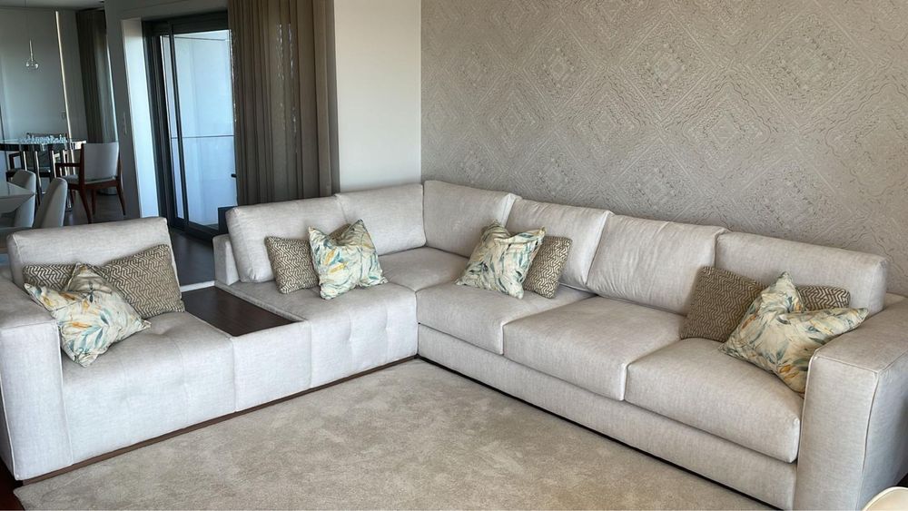 Sofá de canto com mesa e rodapé em nogueira