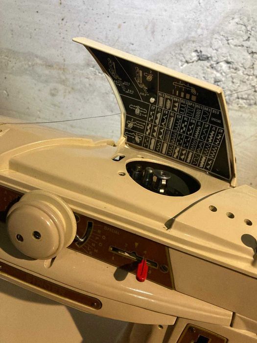 Máquina de Costura Singer 401G
