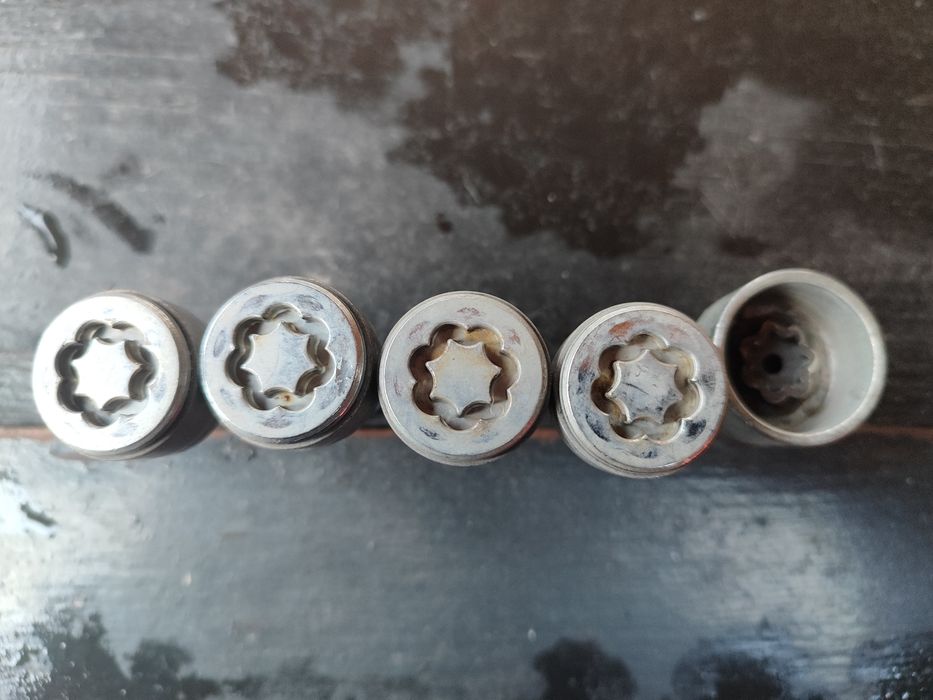 Продам секретні болти