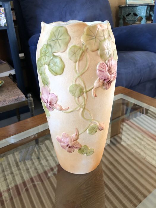 Jarra com motivos florais tipo art noveau