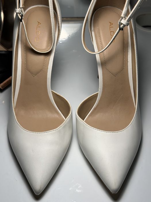 Saltos brancos estilo escarpin da aldo