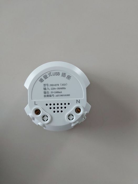 Osprzęt elektryczny gniazda i oprawy