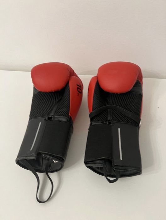 Saco de boxe vermelho e preto