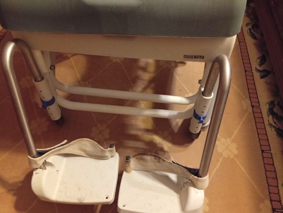 Cadeira de banho para pessoas com mobilidade reduzida