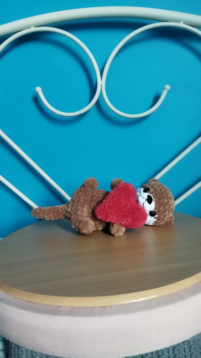 Wydra trzymająca serce na szydełku, pluszowa, na walentynki