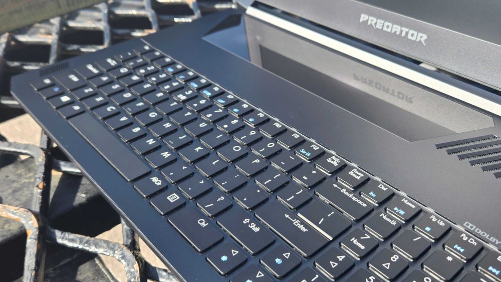 Acer Predator Triton 700 (gtx1080+32gb RAM)