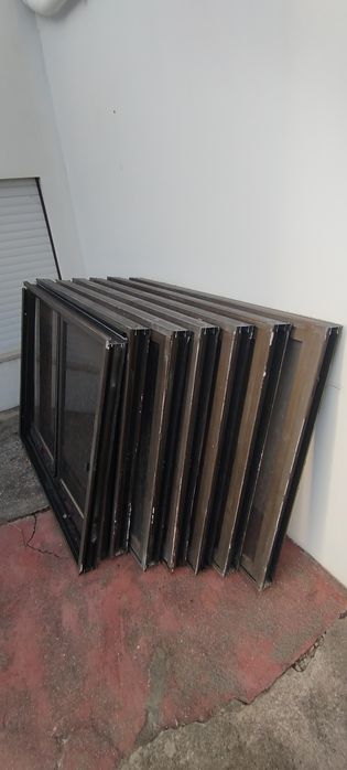 Vendo janelas em alumínio castanho