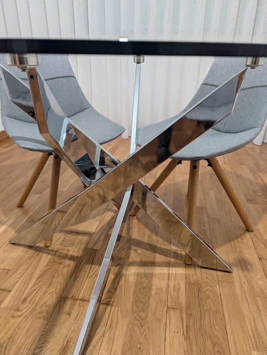 Conjunto mesa de jantar e 4 cadeiras