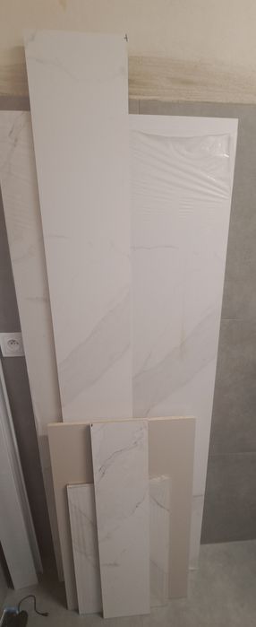 Kawałki płyty ściennej