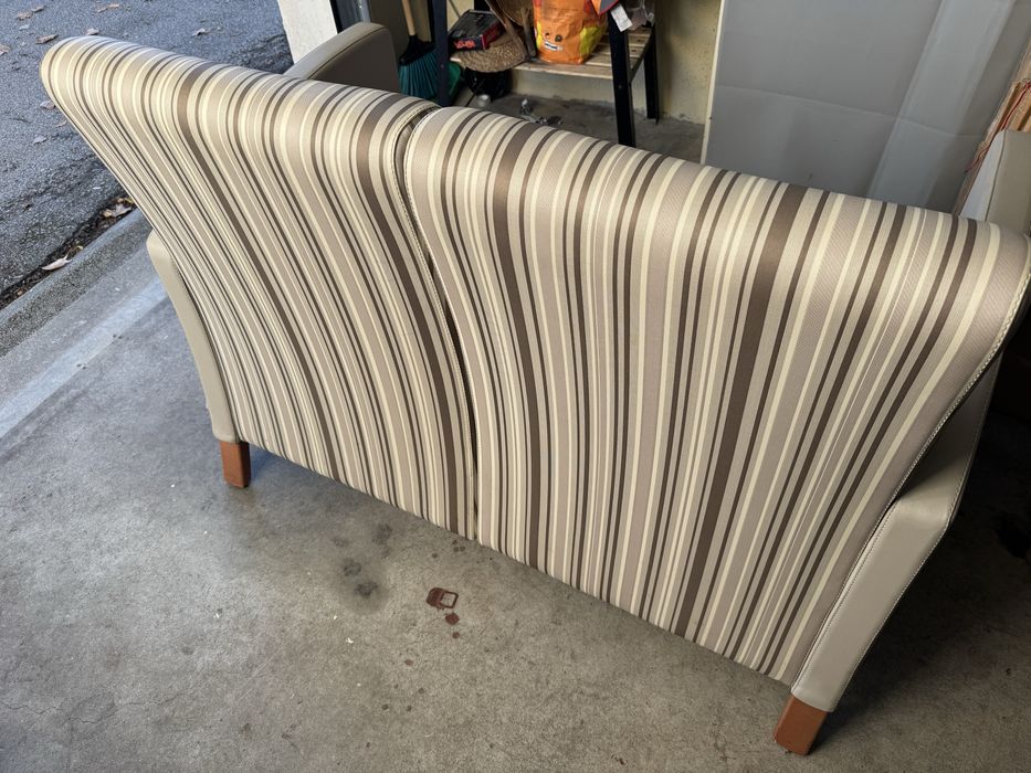 Sofá de 2 lugares, em couro sintético, quase nunca utilizado!