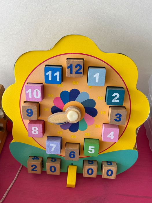 Relógio brinquedo em madeira impecável