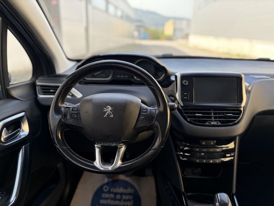 Peugeot 2008 1.2 Allure - Teto Panorâmico