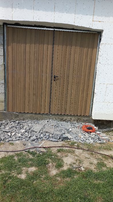 Brama garażowa dwuskrzydłowa rozwierna drzwi serwisowe stalowe do muru