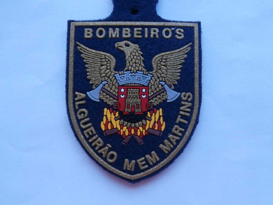 Vários  crachás de bombeiros
