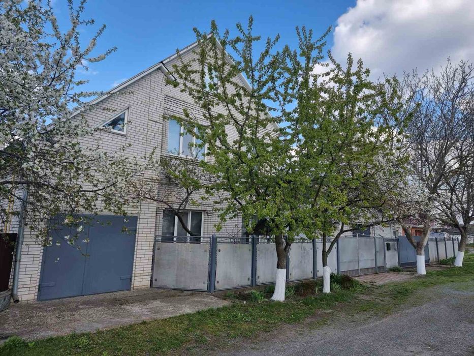 Продається будинок з сараєм та ангаром