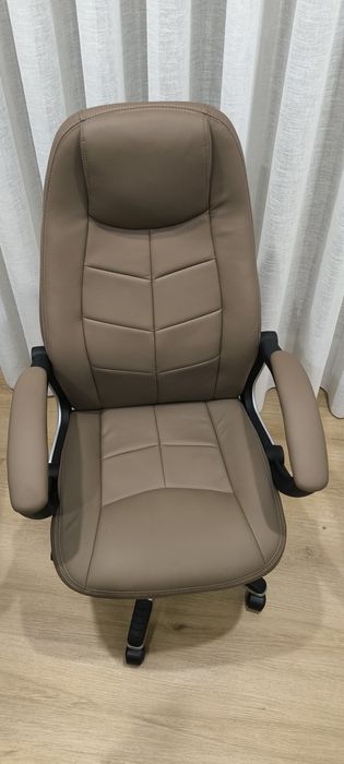 Cadeira escritório castanha como nova