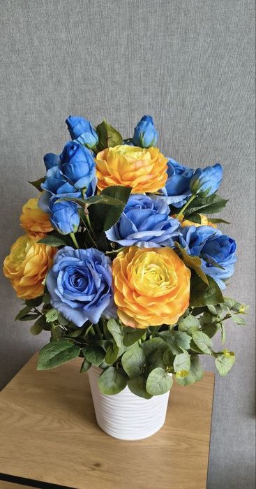 Композиція із штучних квітів