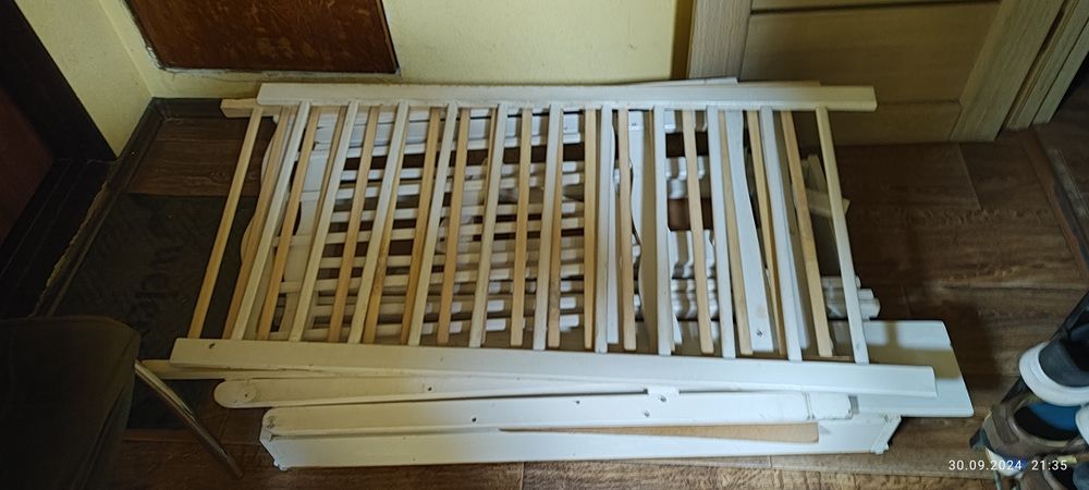Детская кроватка с  матрацом и выдвижным ящиком,и маятником и откидным