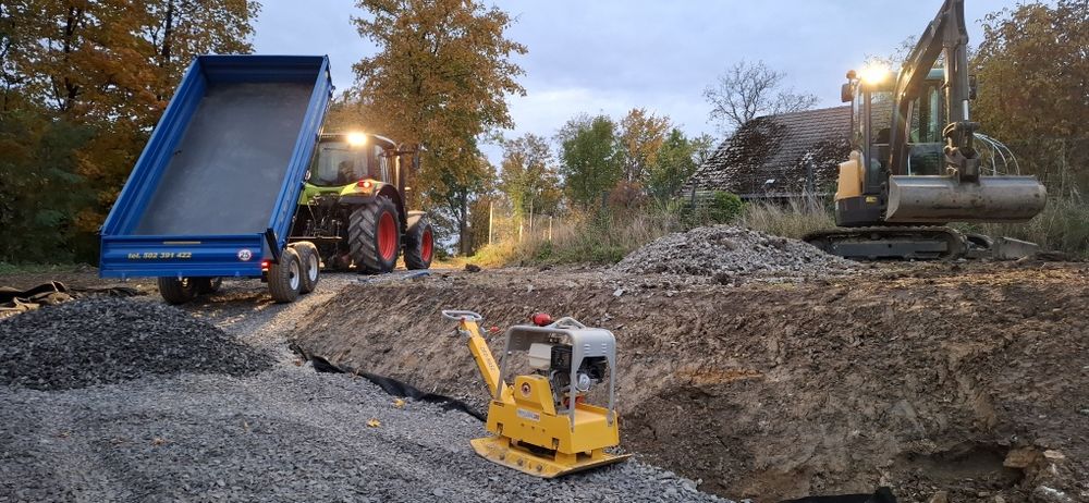 Roboty ziemne transport Wykopy Niwelacja pomoc drogowa odśnieżanie