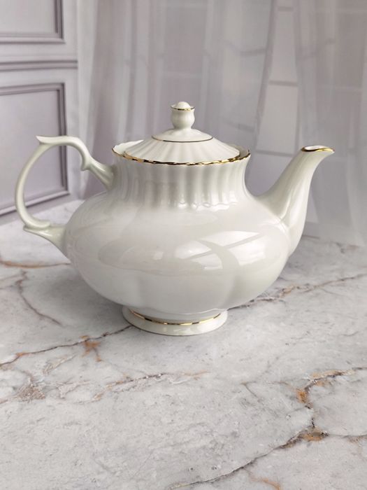 Порцеляновий чайник