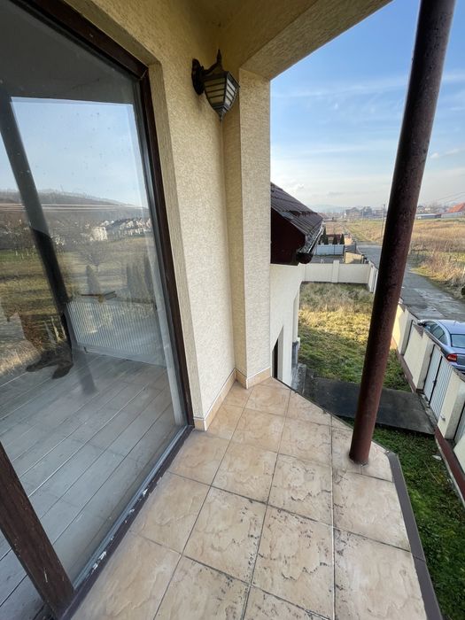 Продається сучасний двоповерховий будинок з великим підвалом