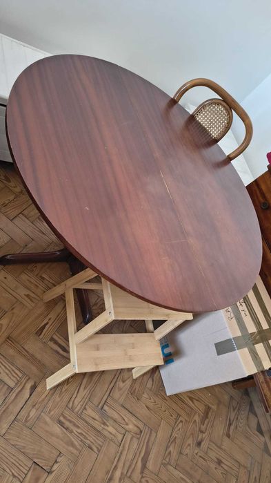Mesa de jantar redonda em madeira