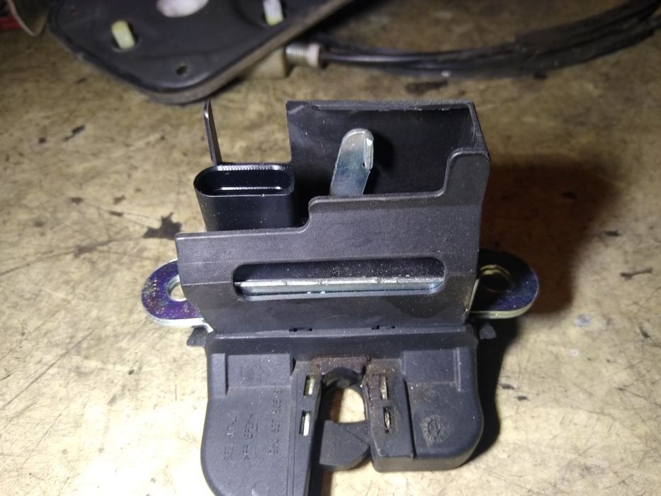 Zamek klapy bagażnika VW Touran golf V V plus passat b6 kombi oryg