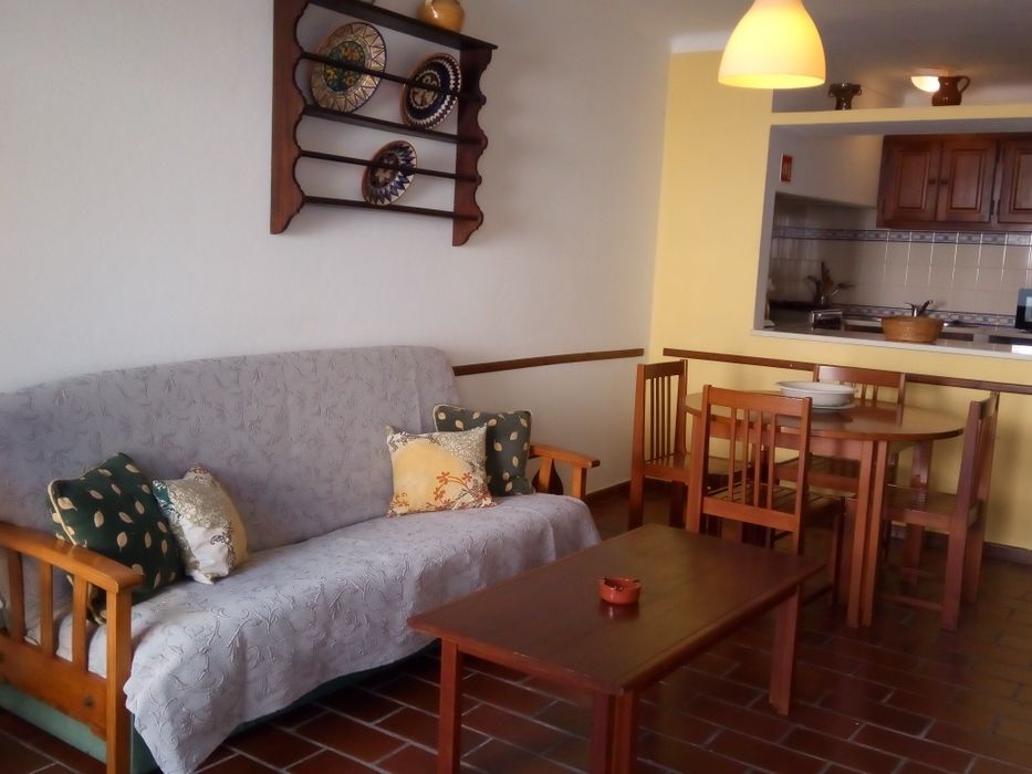 T1 grande pátio e barbecue 5 minutos a pé da praia