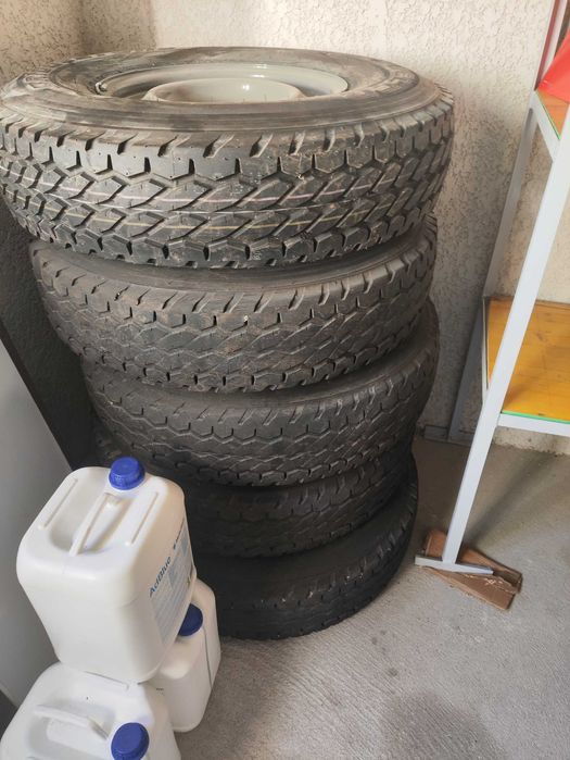 5 Rodas e pneus Bridgestone 225/95R16C