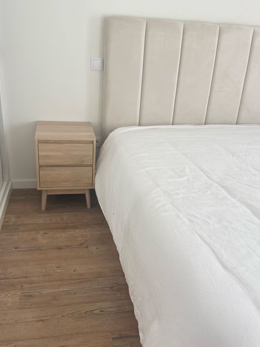 Cama casal c/ arrumação + colchão, edredão e capa+ mesinhas cabeceira e luminária