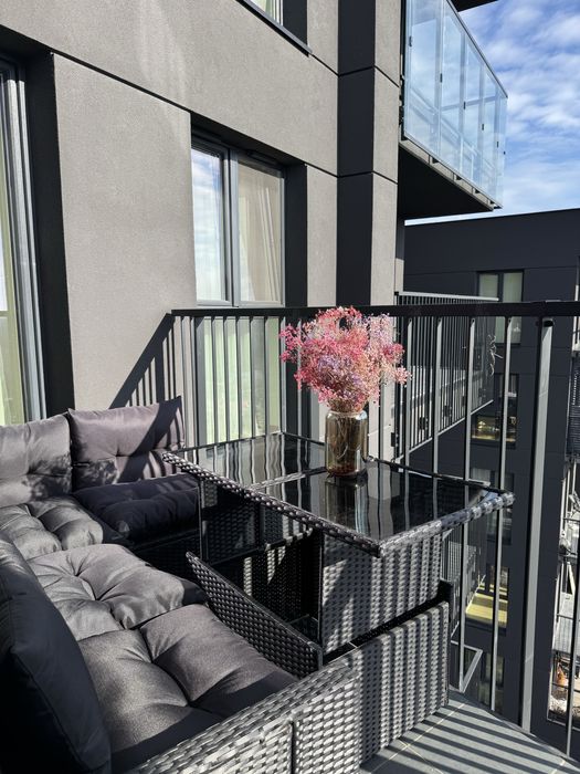 Czarny zestaw mebli balkonowych z regulowanym stolikiem