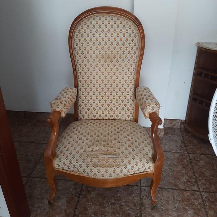 Cadeirão de regular altura ,parte traz inclina também