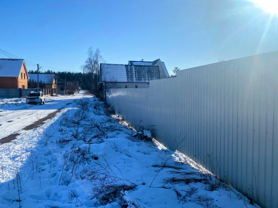 Продаж ділянки з готовим фундаментом та усіма комунікаціями біля лісу!