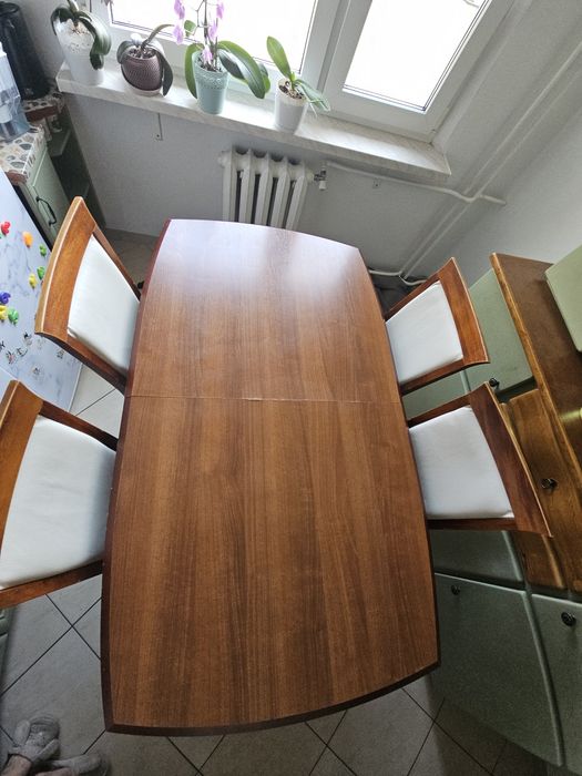Stół  rozkładany z krzesłami