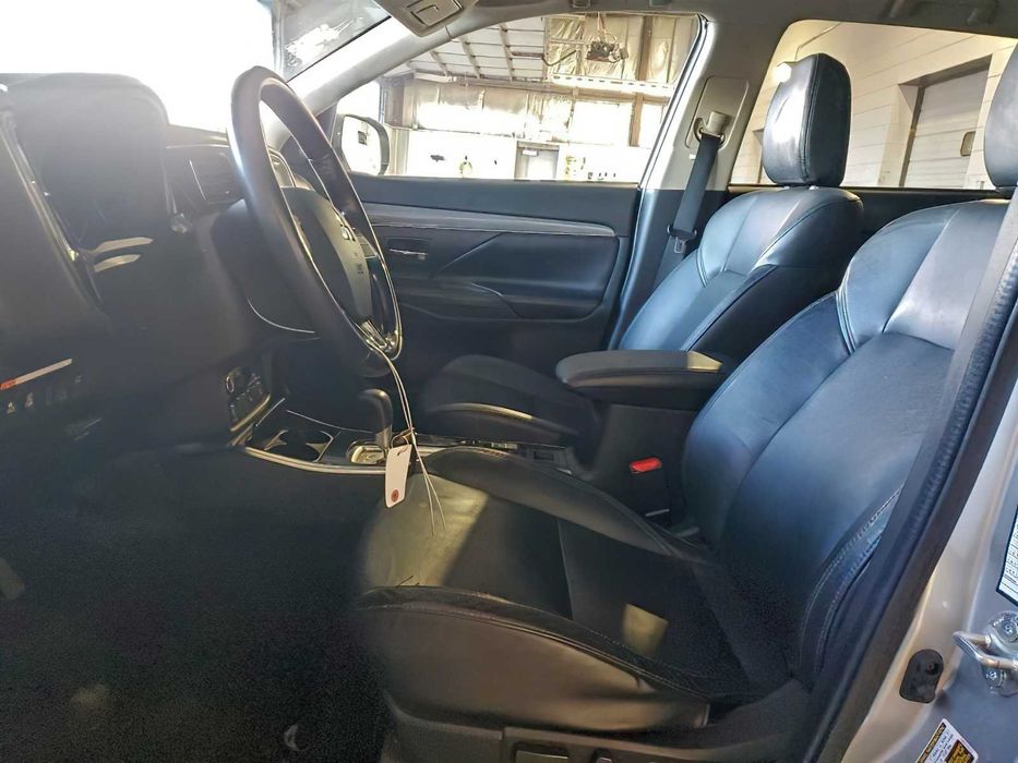 Mitsubishi Outlander SE      2020