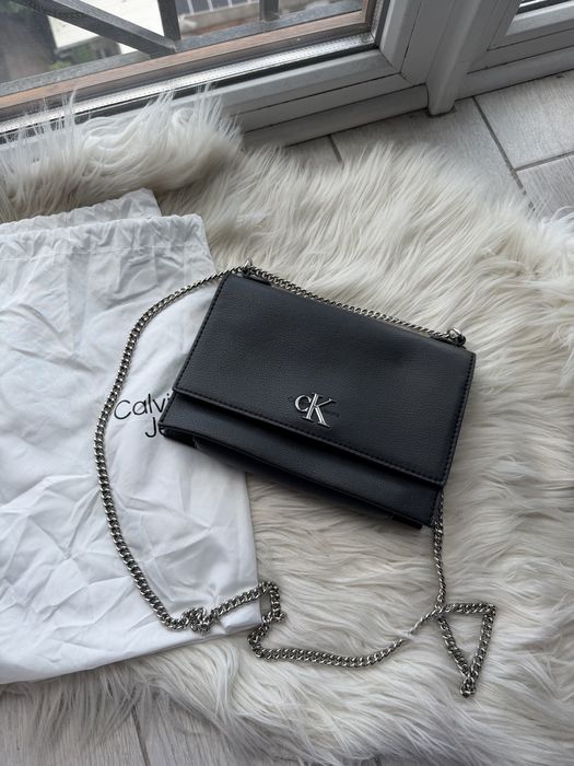 Сумка шкіряна Calvin Klein на оанцюжку