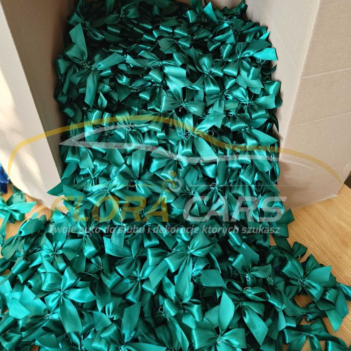 Kokardki na alkohol, butelkowa zieleń, dekoracja stołu weselnego