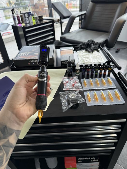 Kit Tatuagem Máquina Sem Fios Pen COMPLETO C/ Pele Treino, Tintas etc