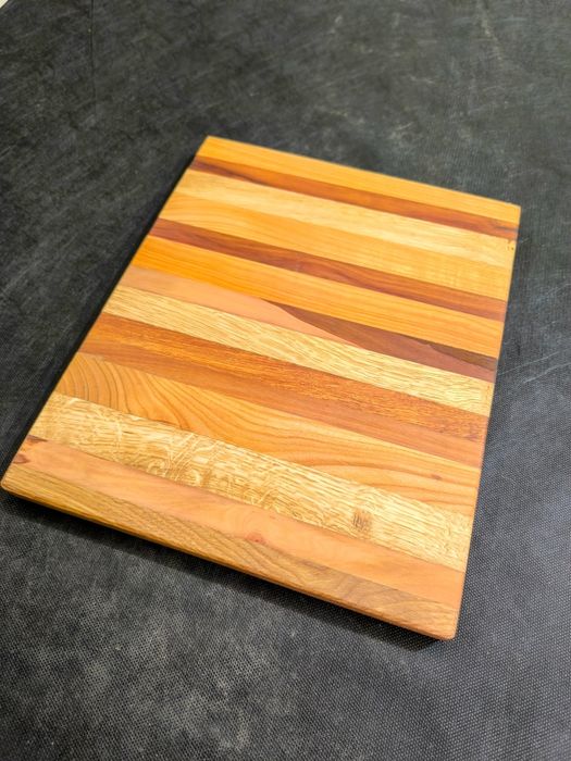 Dębowa deska do krojenia i serwowania posiłków 37x30x3cm  - klejonka